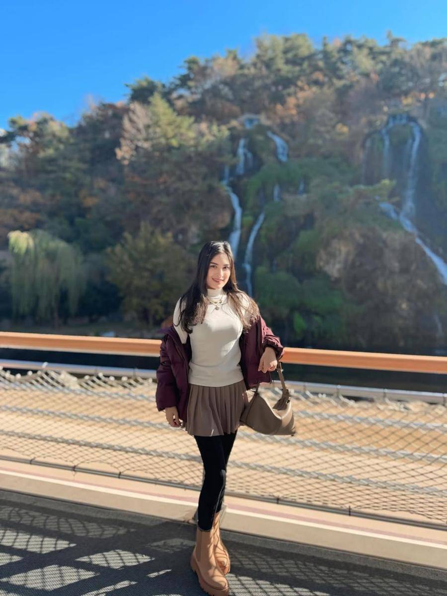 Angbeen Rishi liburan ke Korea Selatan.