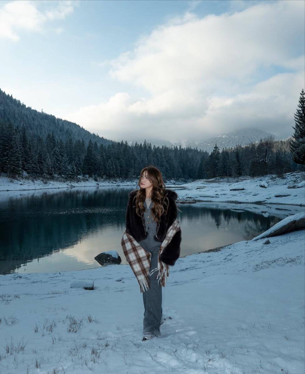 Regina Phoenix menikmati salju di Danau Caumasee.