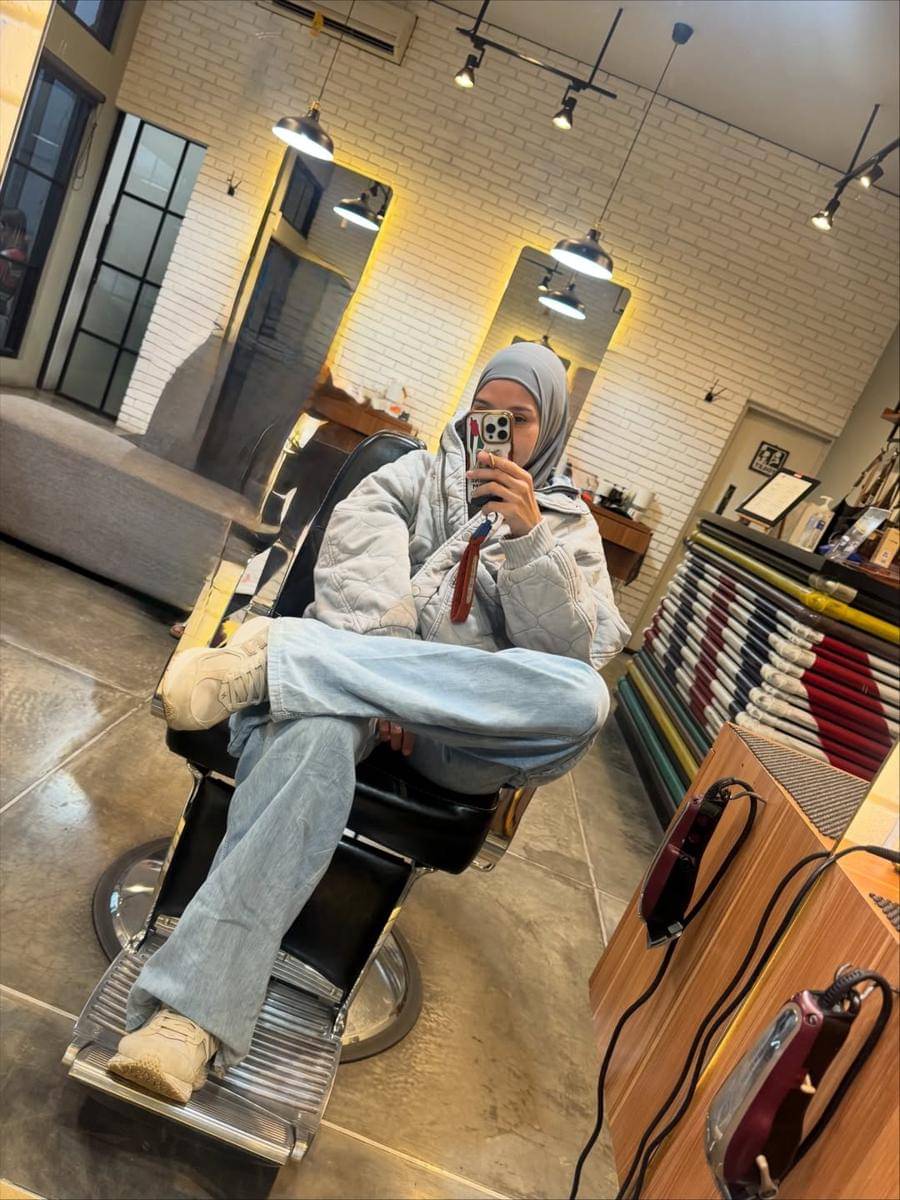 Zaskya Adya Mecca temani anak bungsu potong rambut.