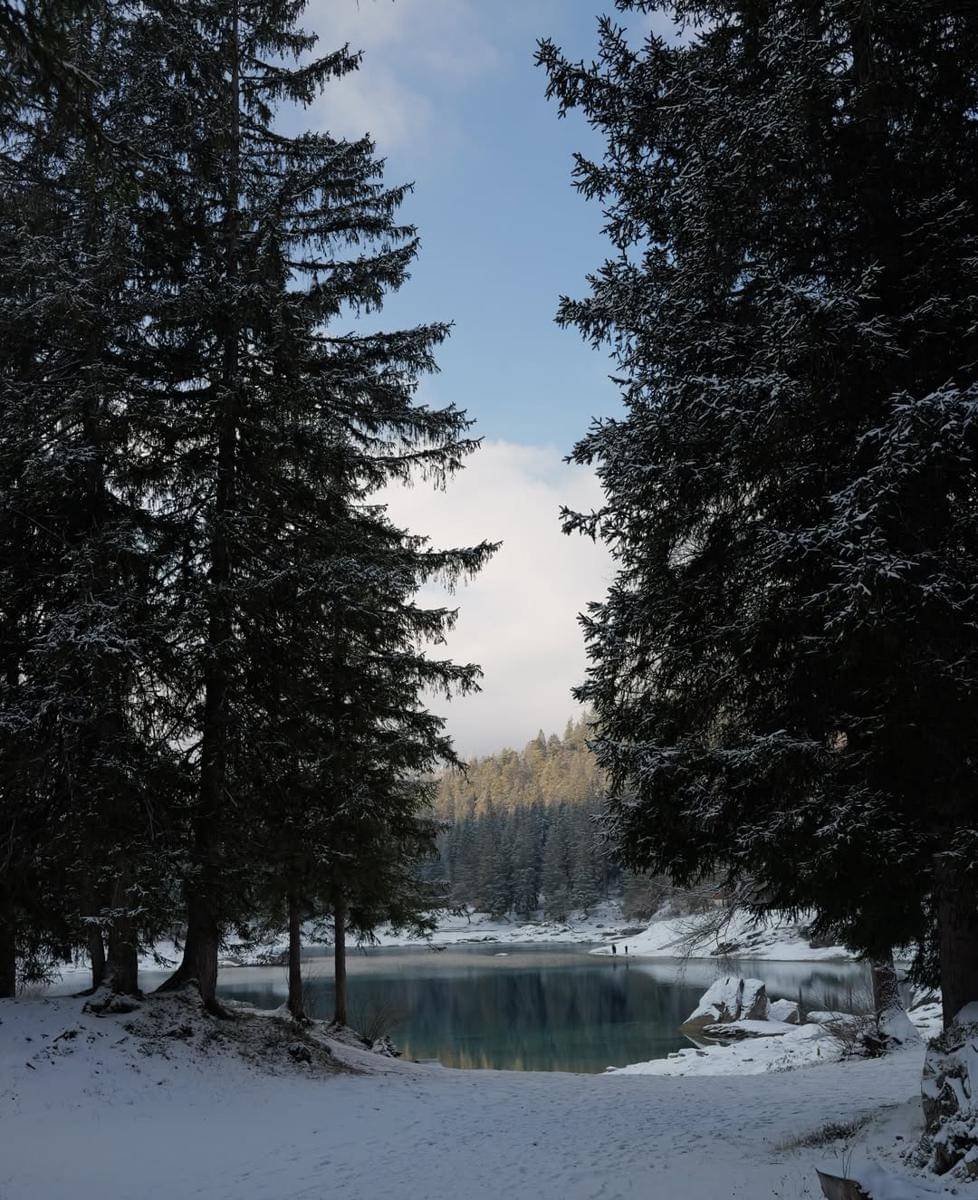 Regina Phoenix menikmati salju di Danau Caumasee.