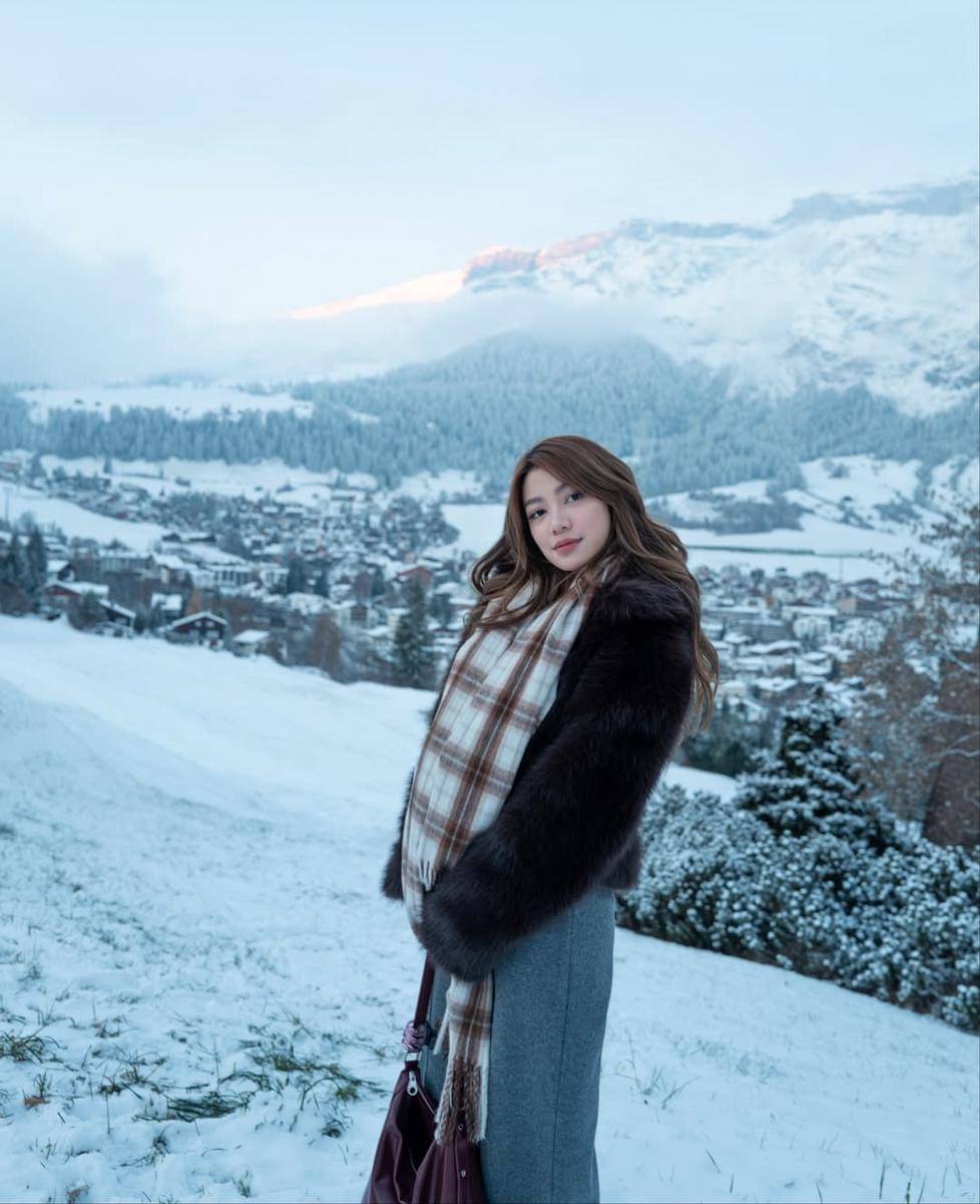 Regina Phoenix menikmati salju di Danau Caumasee.