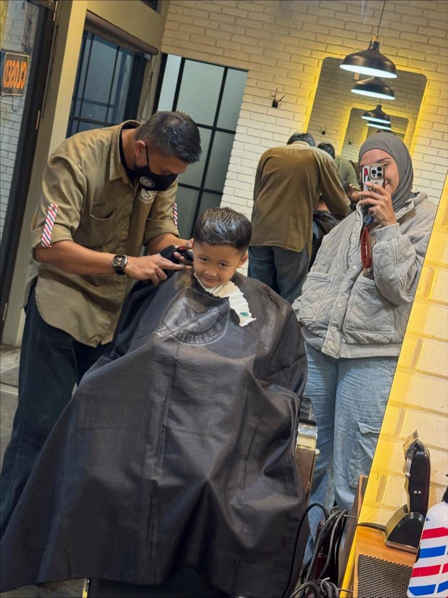 Zaskya Adya Mecca temani anak bungsu potong rambut.