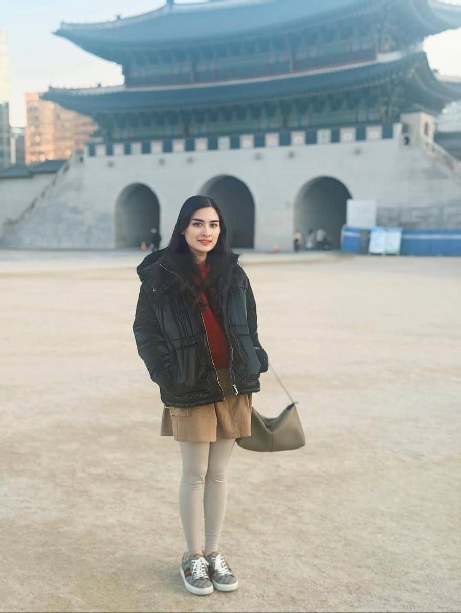 Angbeen Rishi liburan ke Korea Selatan.