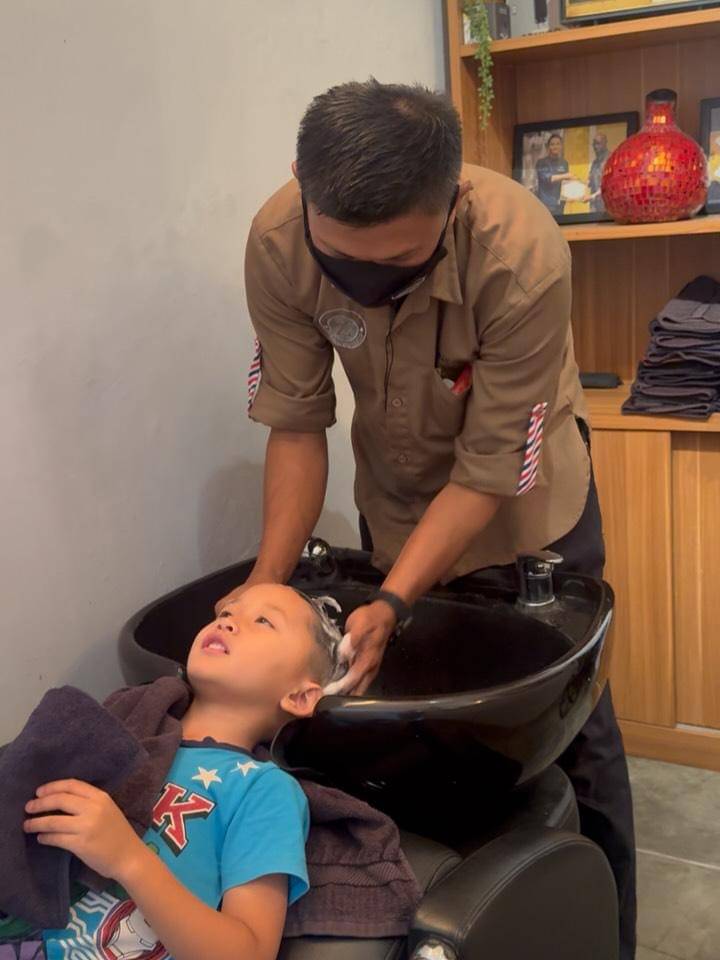 Zaskya Adya Mecca temani anak bungsu potong rambut.