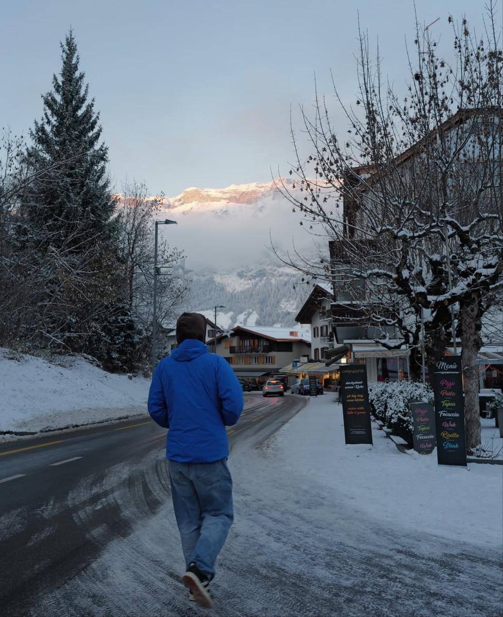 Regina Phoenix menikmati salju di Danau Caumasee.