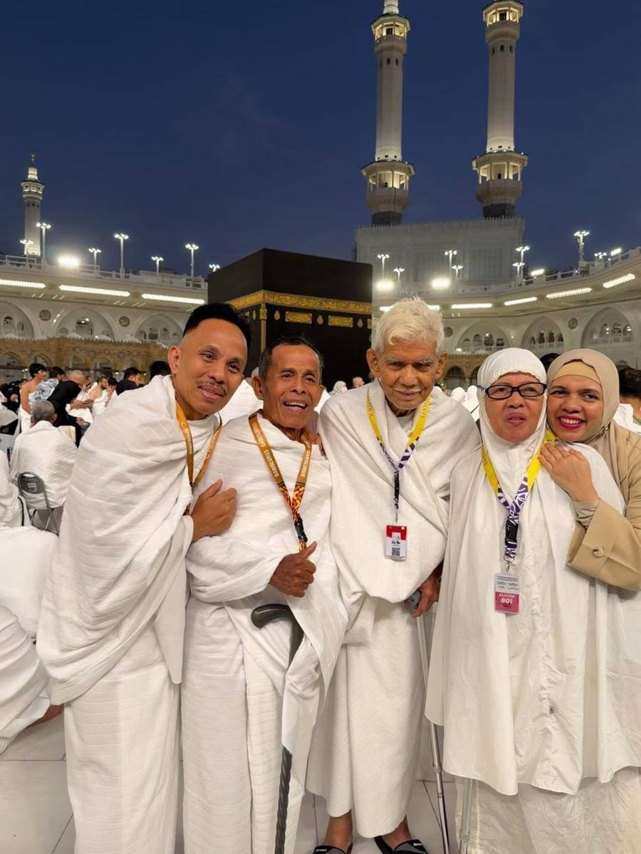 Potret keluarga Gen Halilintar umrah bareng kakek dan nenek.