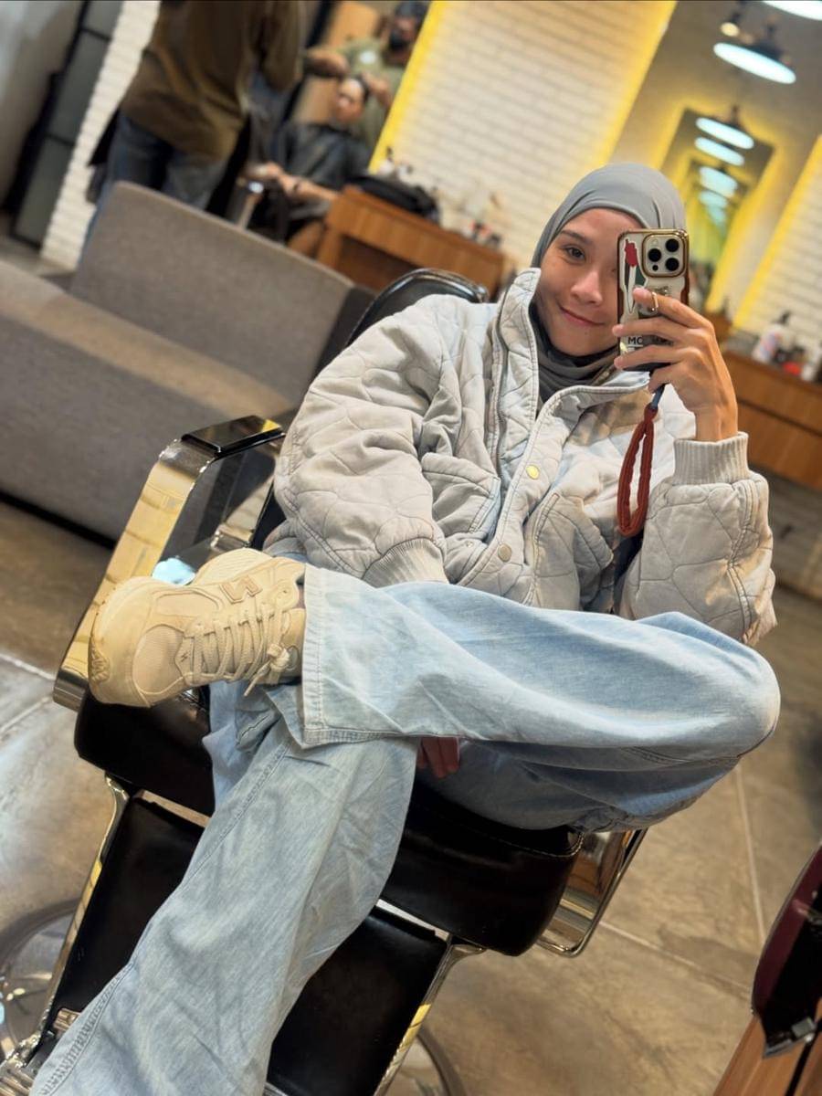 Zaskya Adya Mecca temani anak bungsu potong rambut.