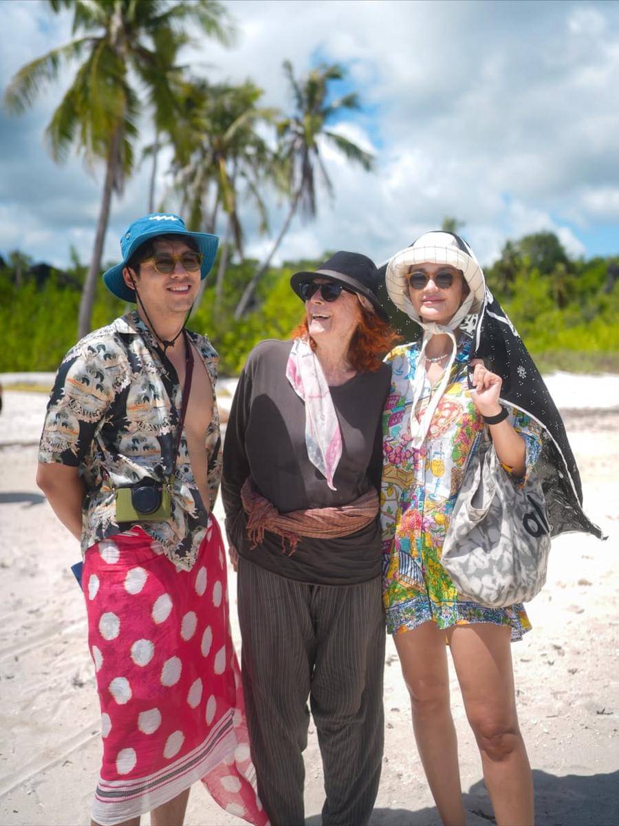 Keluarga Luna Maya liburan di Pulau Rote.