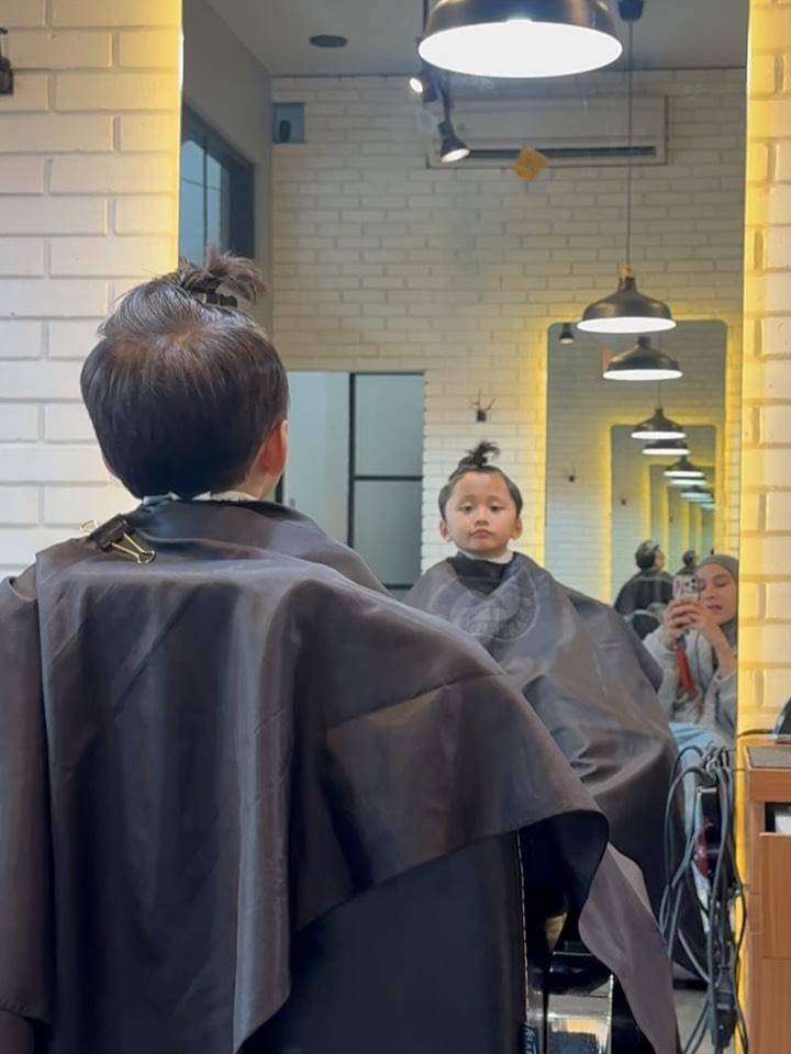 Zaskya Adya Mecca temani anak bungsu potong rambut.