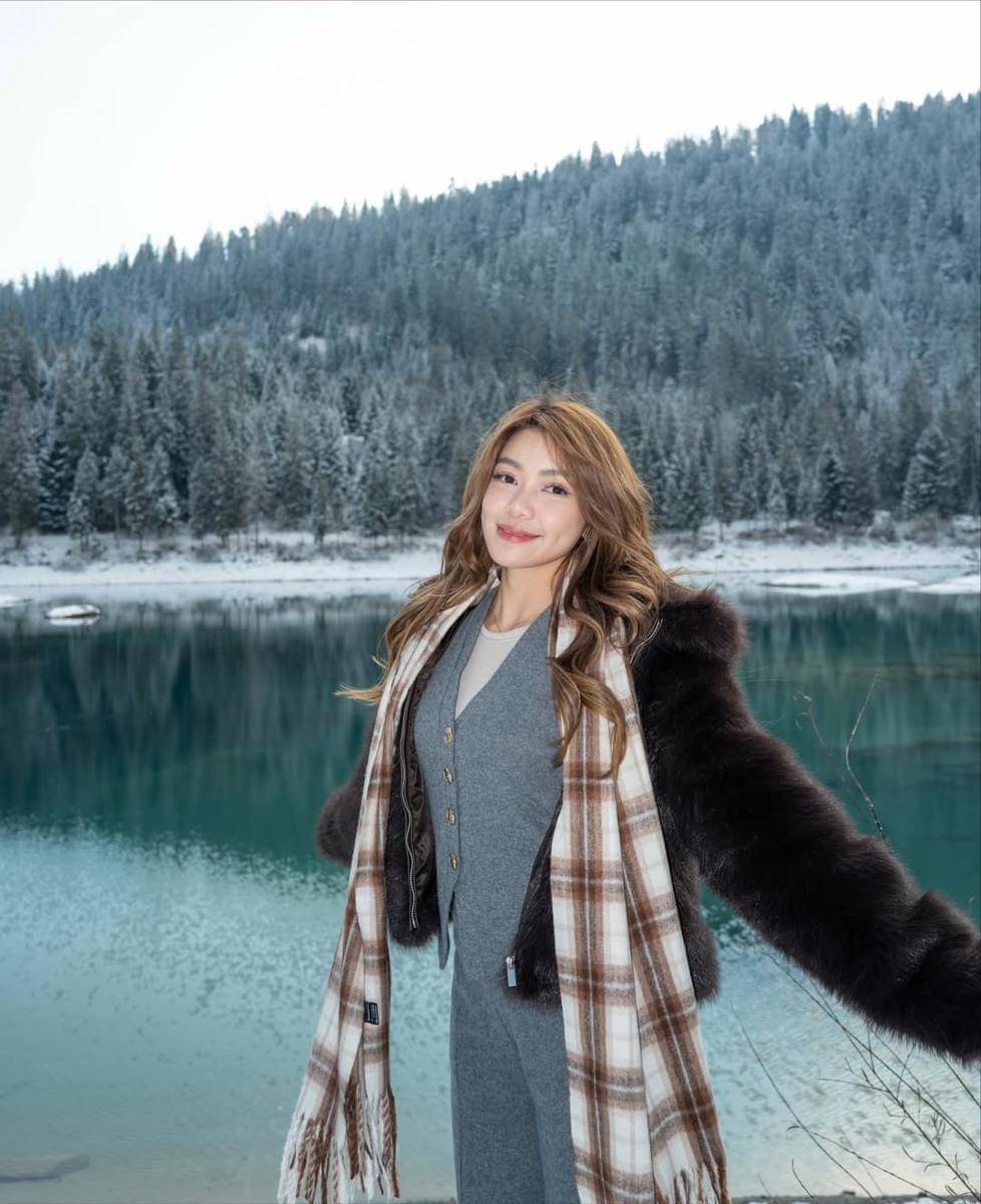 Regina Phoenix menikmati salju di Danau Caumasee.