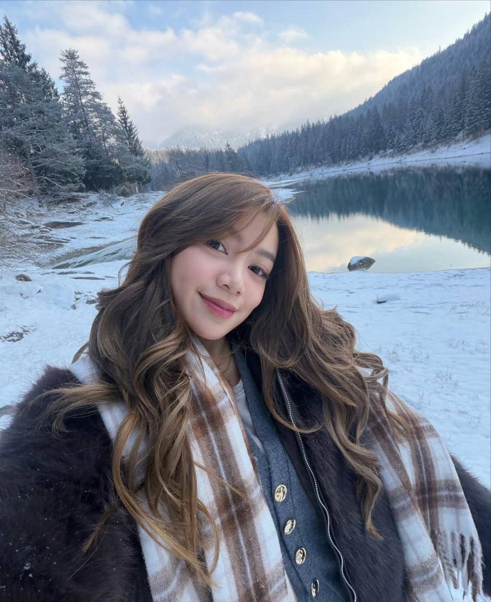 Regina Phoenix menikmati salju di Danau Caumasee.