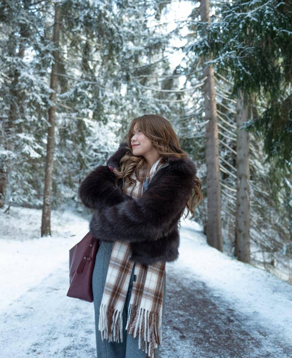 Regina Phoenix menikmati salju di Danau Caumasee.