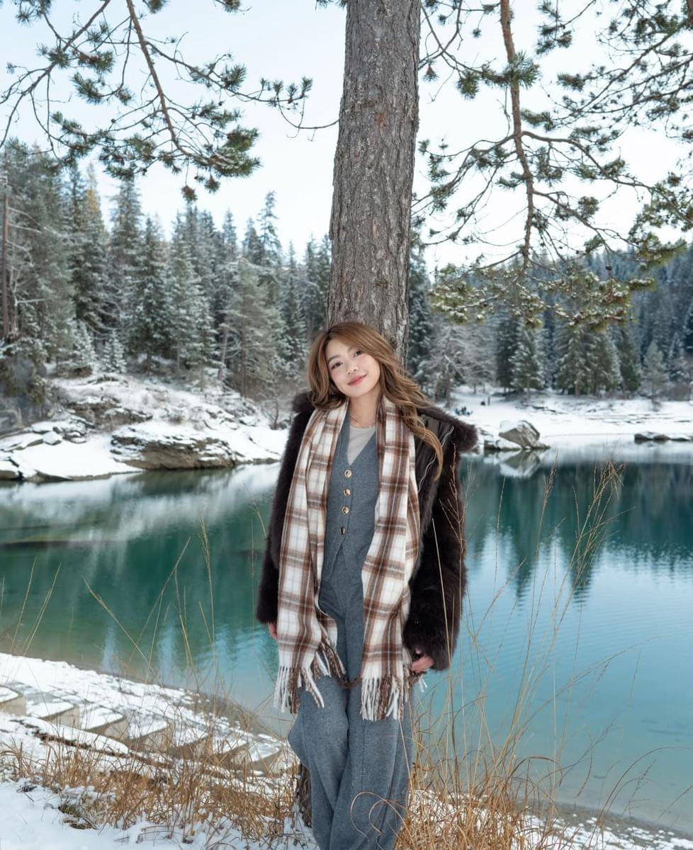 Regina Phoenix menikmati salju di Danau Caumasee.