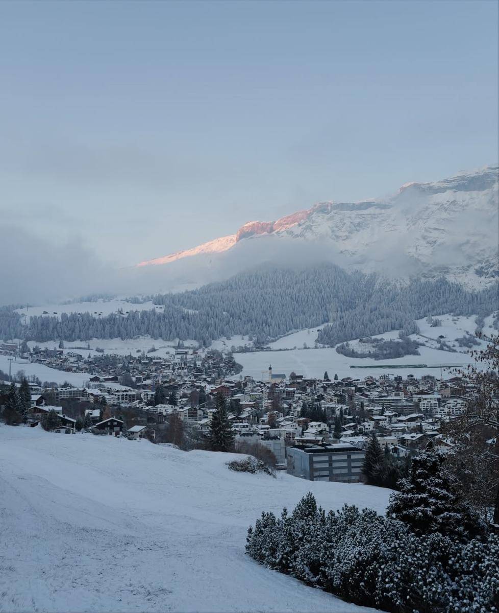 Regina Phoenix menikmati salju di Danau Caumasee.