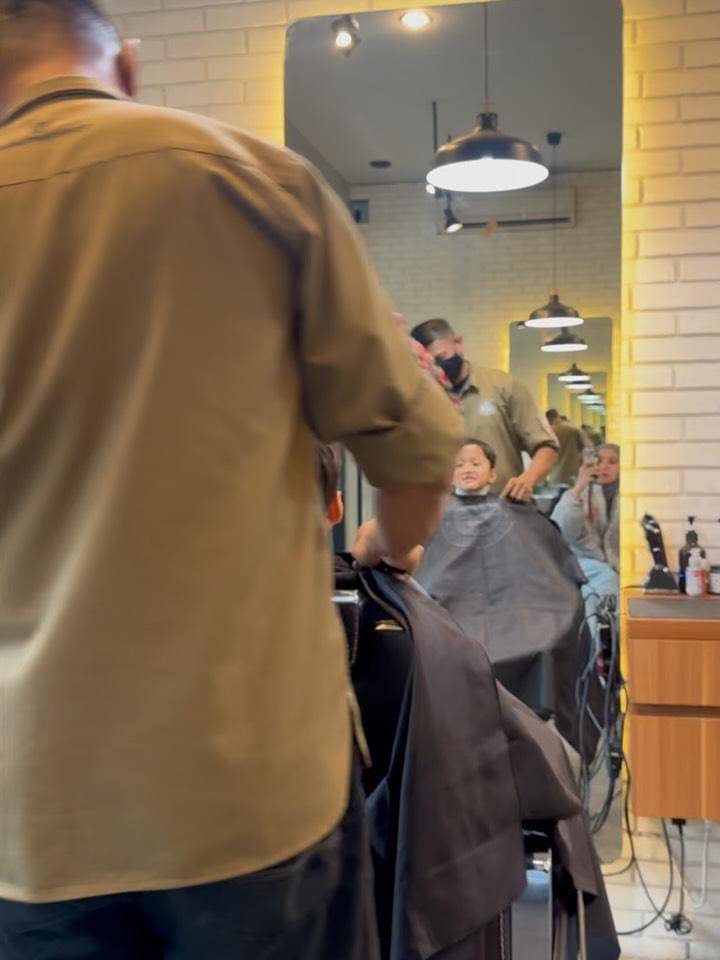 Zaskya Adya Mecca temani anak bungsu potong rambut.