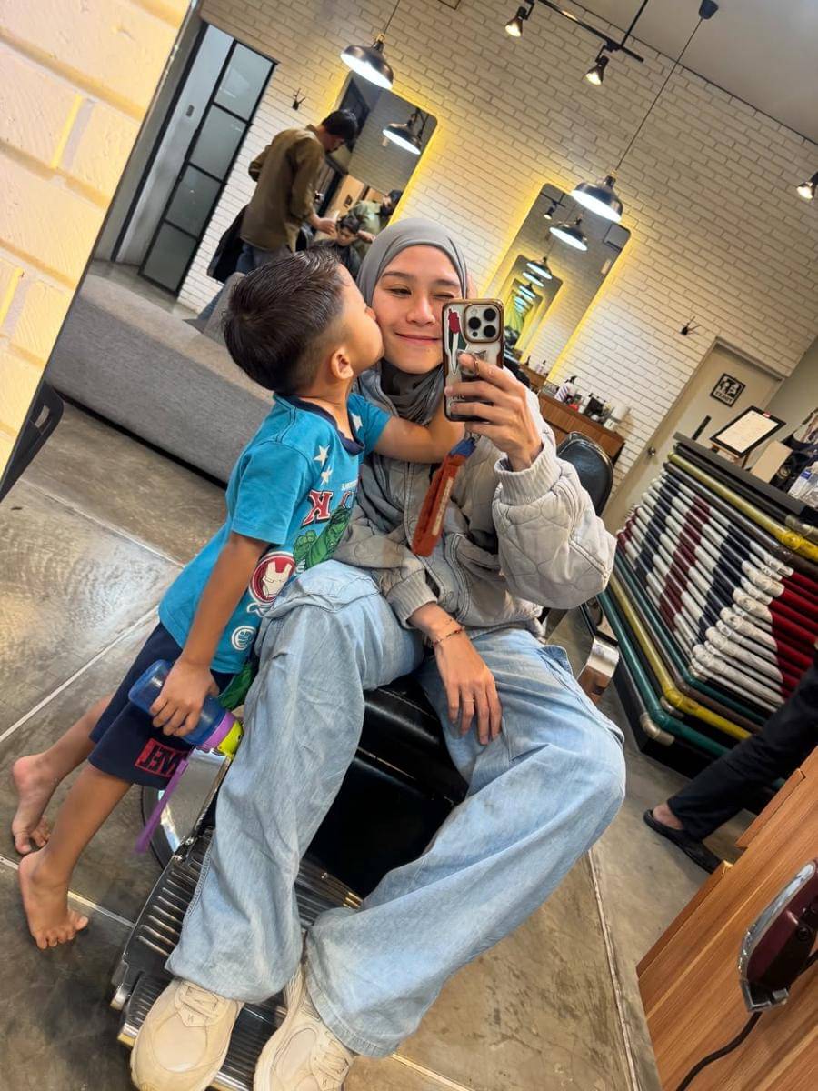 Zaskya Adya Mecca temani anak bungsu potong rambut.