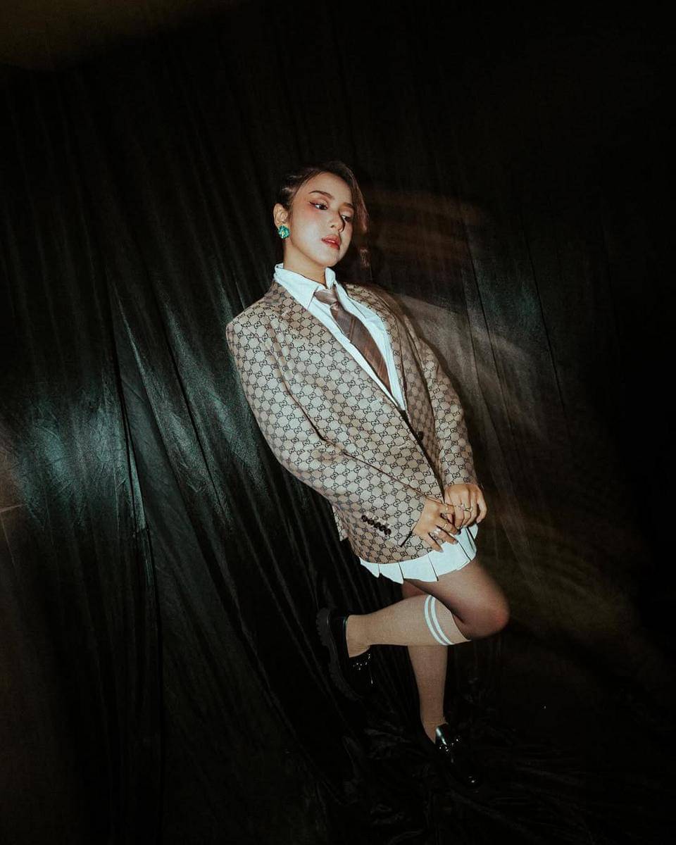 padu padan mini skirt ala Tiara Andini 