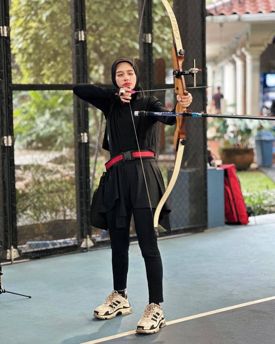 Ide OOTD dengan sneakers putih Inara Rusli 