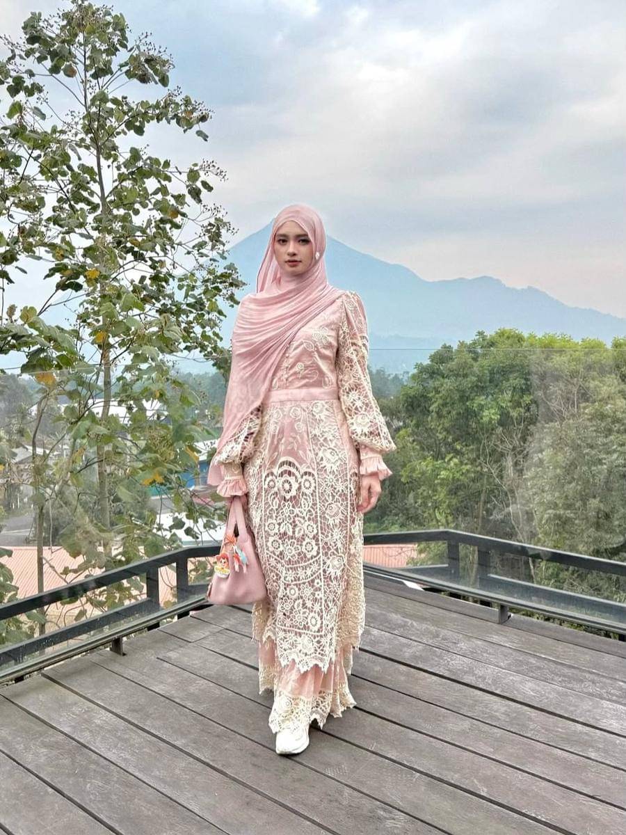 Ide OOTD dengan sneakers putih Inara Rusli 