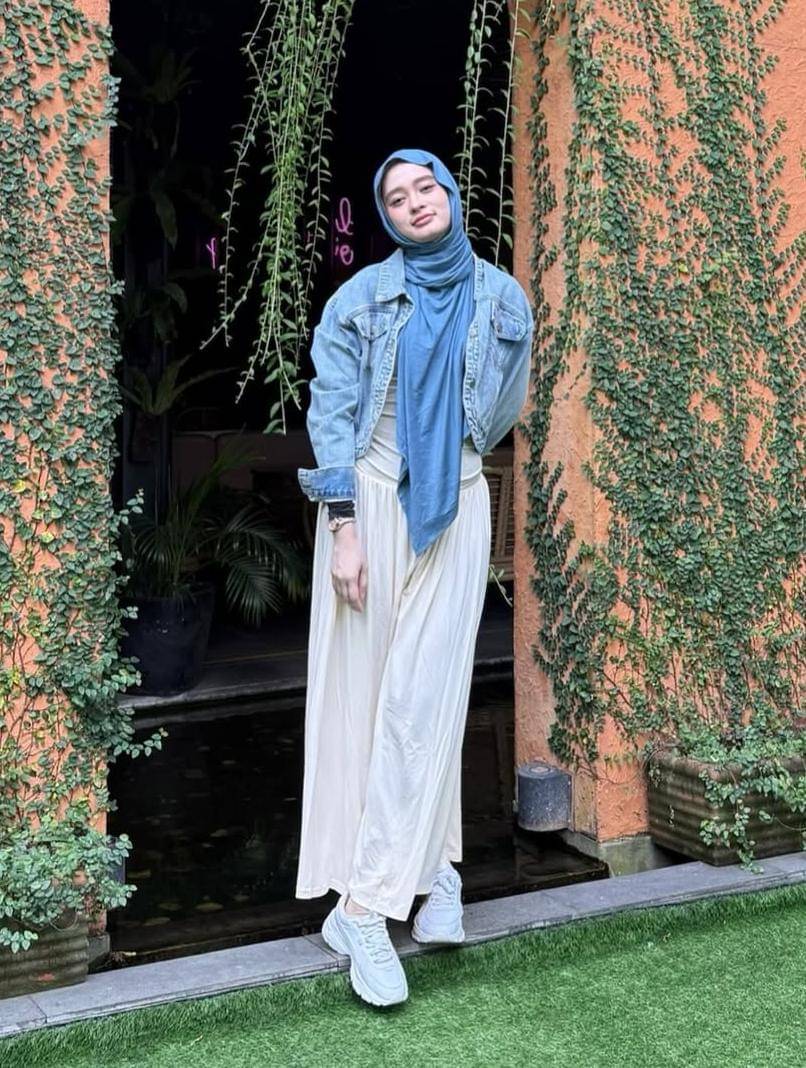 Ide OOTD dengan sneakers putih Inara Rusli 