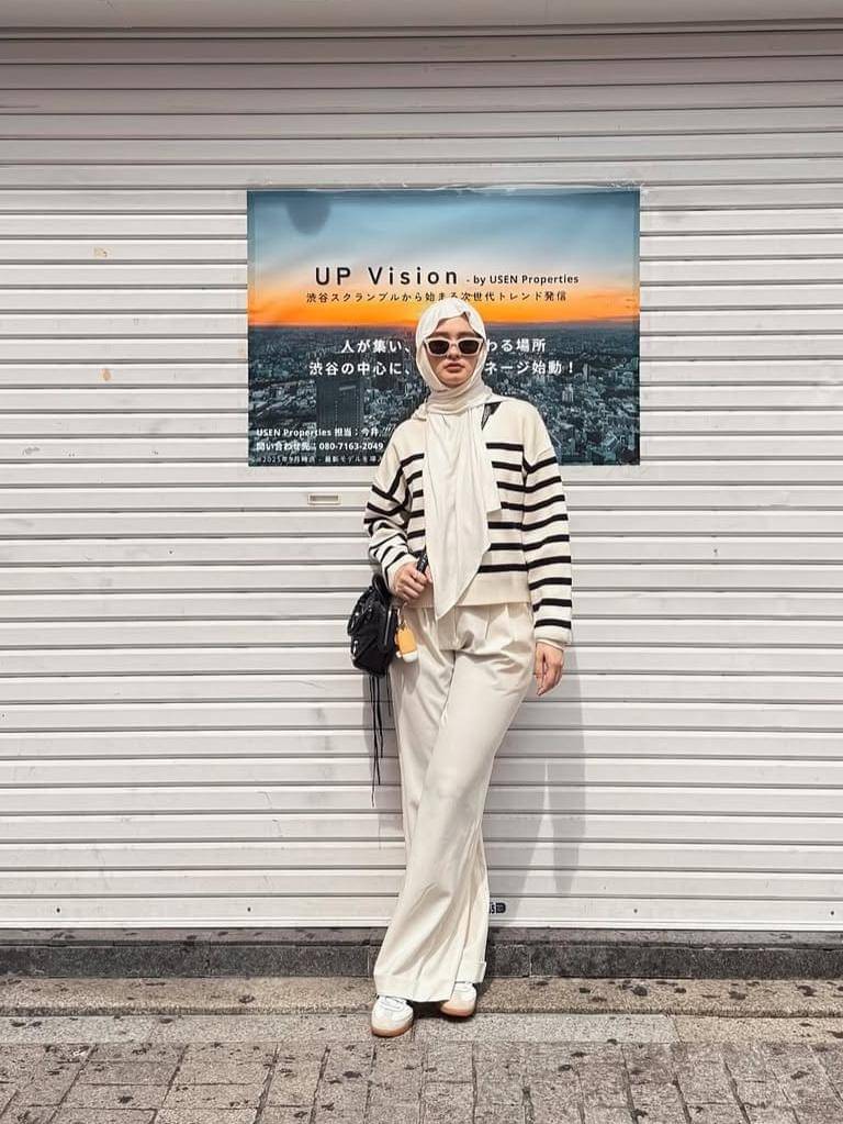 Ide OOTD dengan sneakers putih Inara Rusli