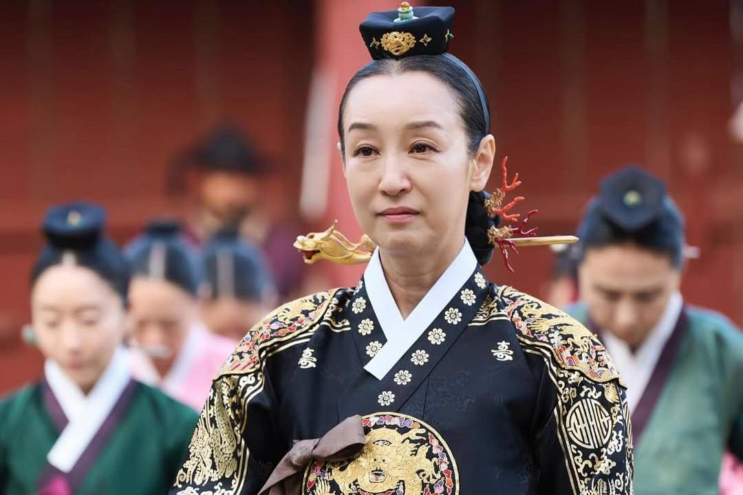 still cut ibu suri (Nam Gi Ae) di drakor Moon River