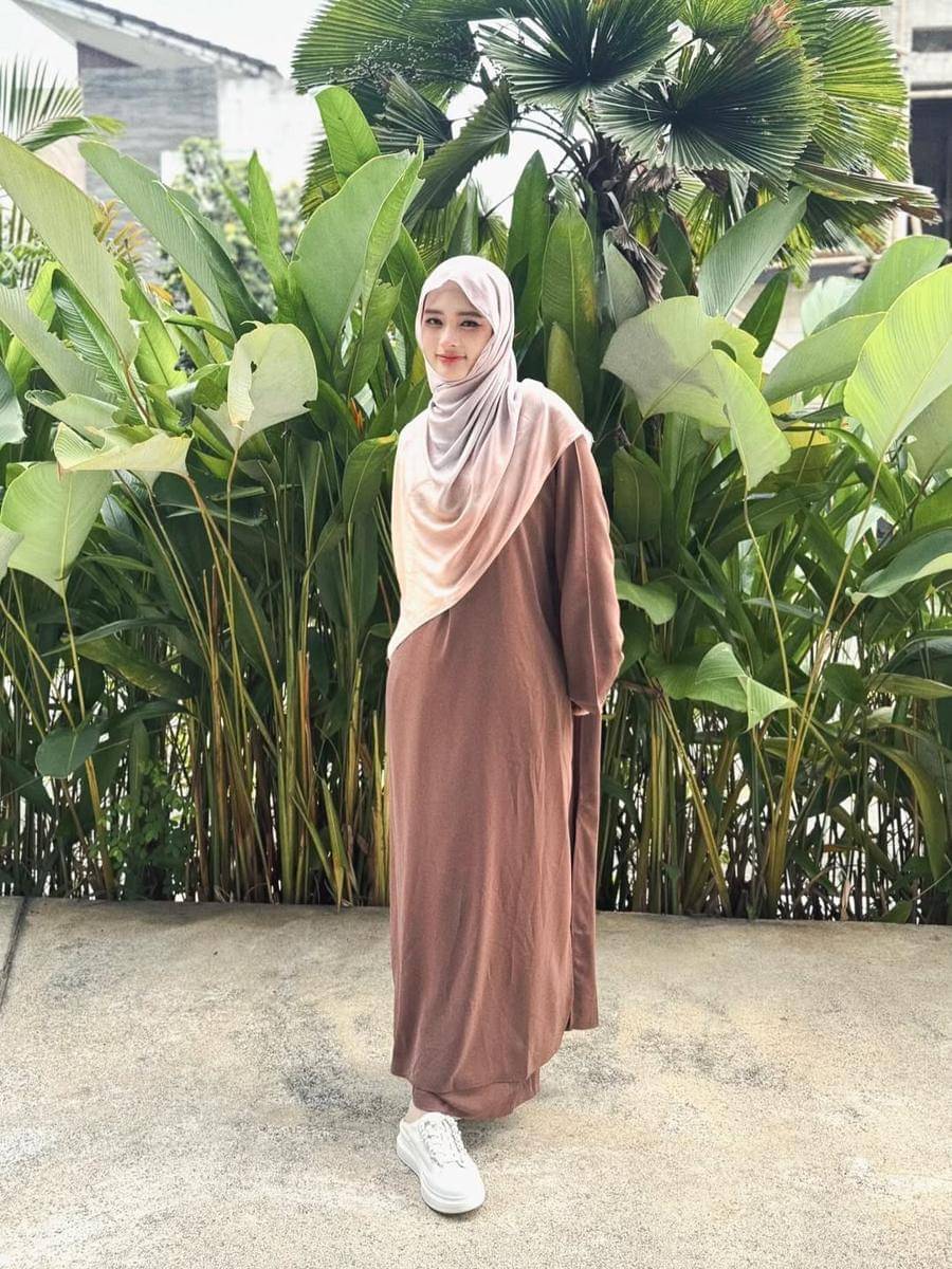 Ide OOTD dengan sneakers putih ala Inara Rusli 