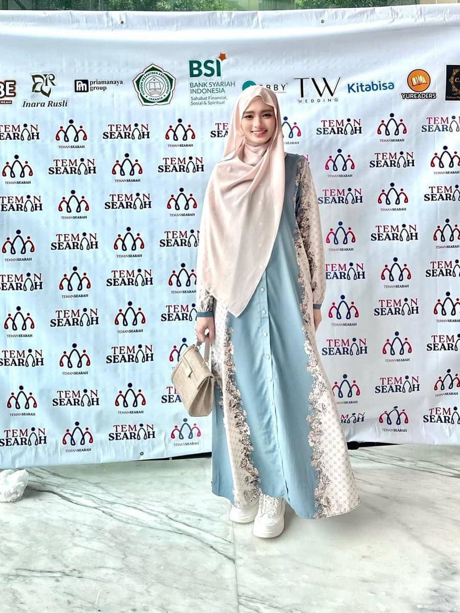 Ide OOTD dengan sneakers putih Inara Rusli