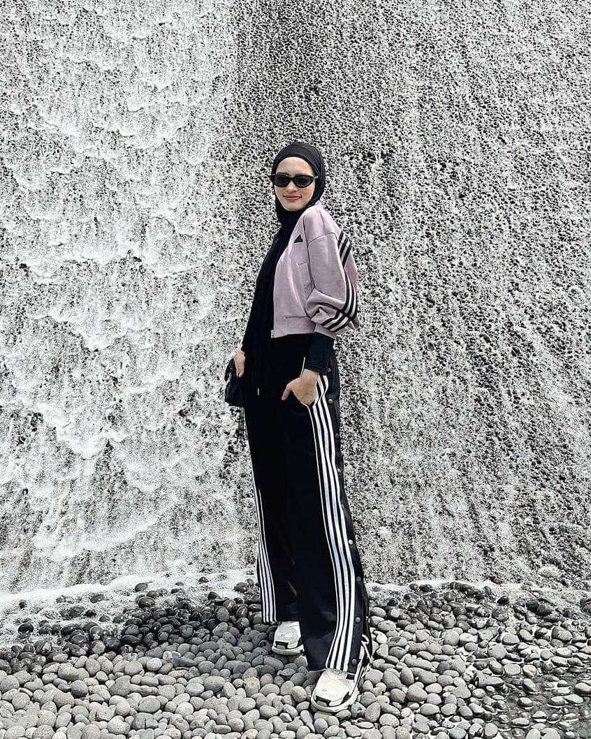 Ide OOTD dengan sneakers putih Inara Rusli