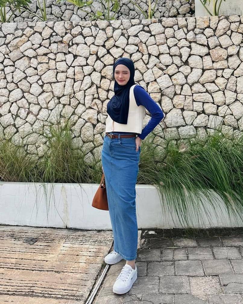 Ide OOTD dengan sneakers putih Inara Rusli