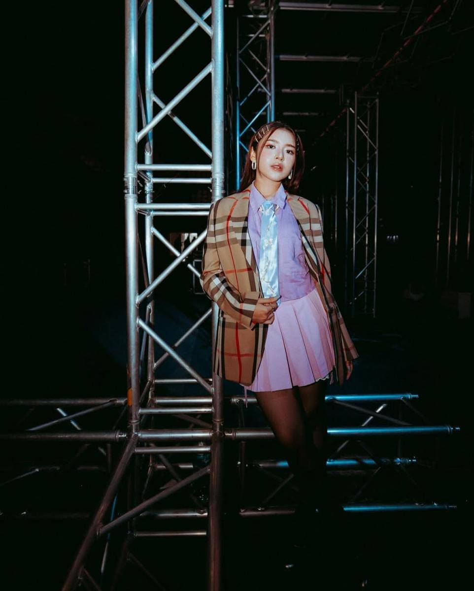 padu padan mini skirt ala Tiara Andini 