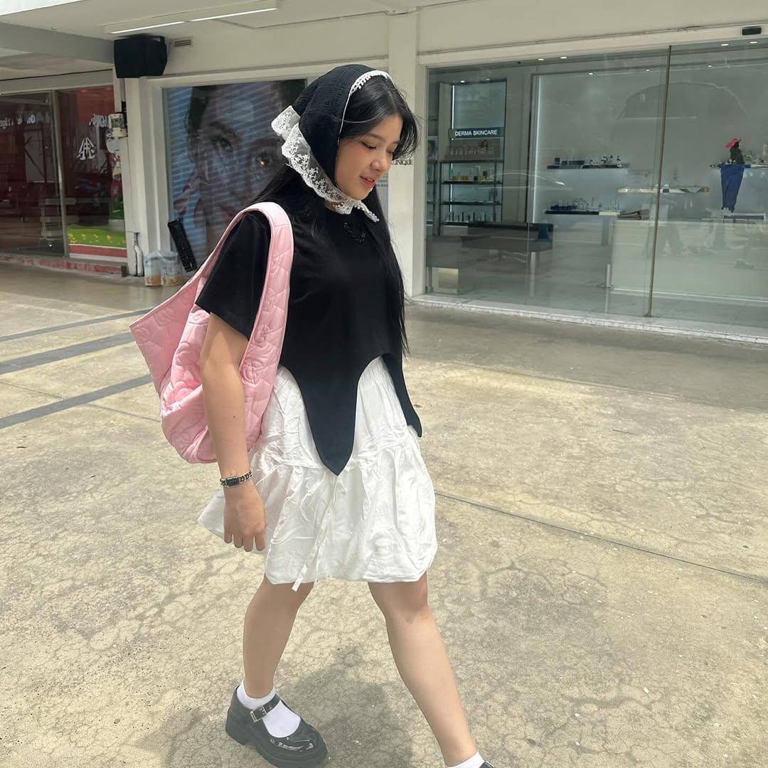 padu padan mini skirt ala Tiara Andini 