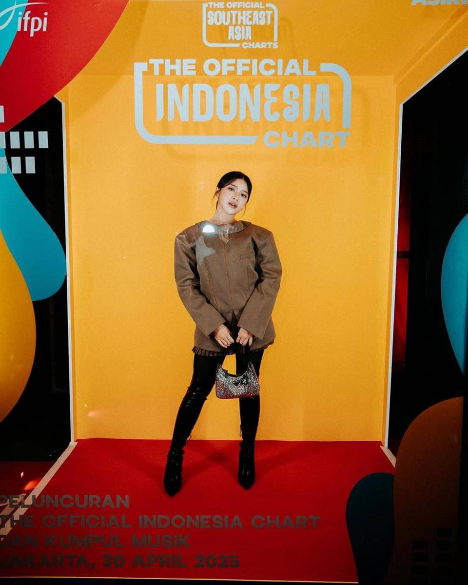 padu padan mini skirt ala Tiara Andini