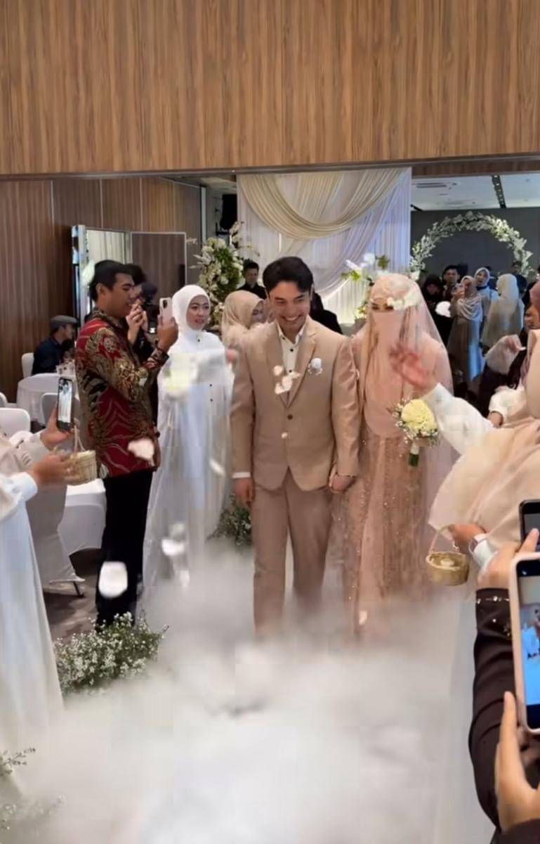 Gaya Tinandrose di Acara Pernikahannya dengan Fiki Naki 