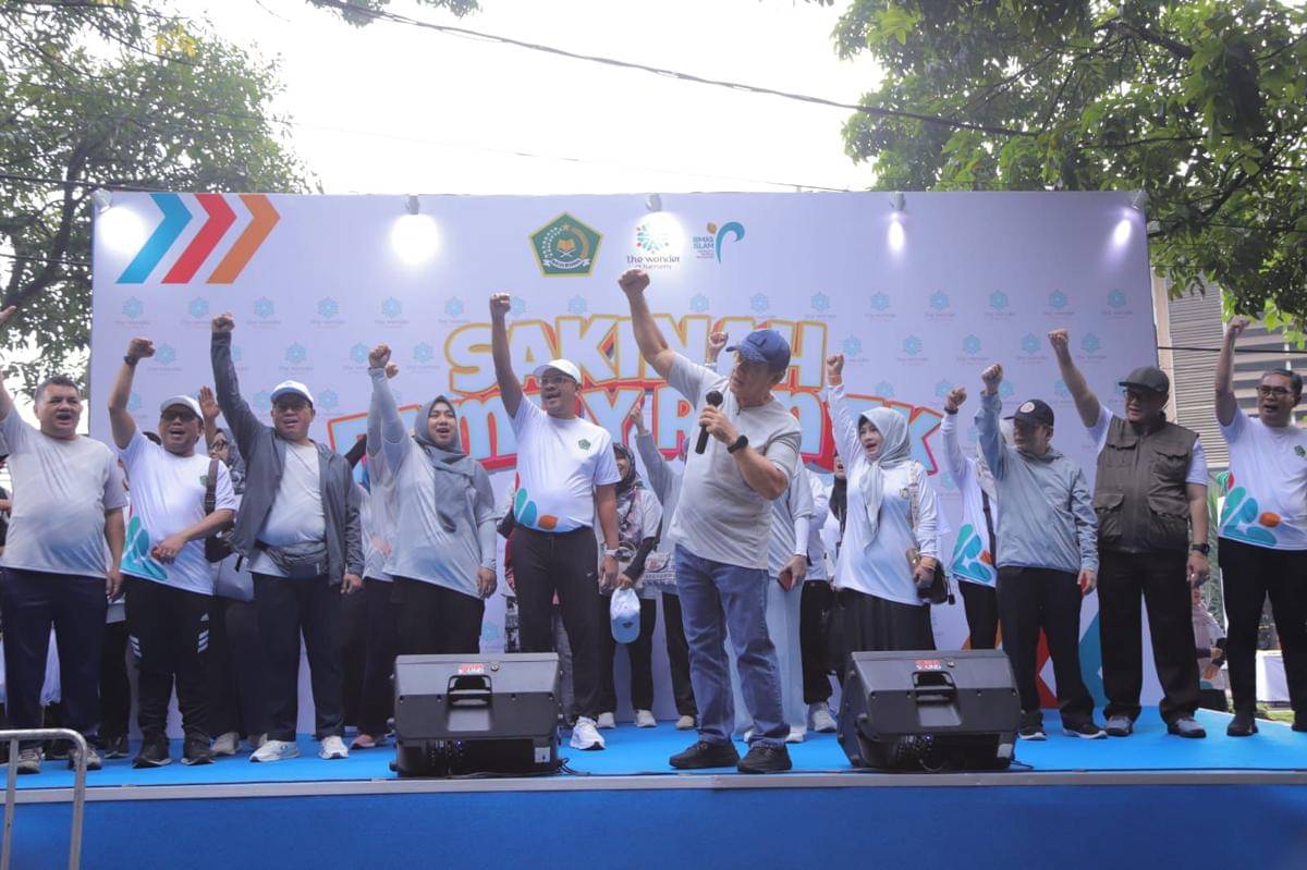 Wakil Menteri Agama (Wamenag), Romo Muhammad Syafi’i, saat membuka acara Sakinah Family Run 5K di Pintu Barat GOR Saparua, Bandung, Minggu (23/11/2025) (dok. Kemenag)