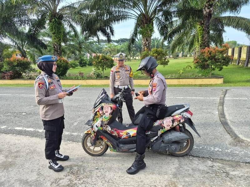 Anggota Propam dan Satlantas Polres PPU lakukan pemeriksaan seorang anggota polisi