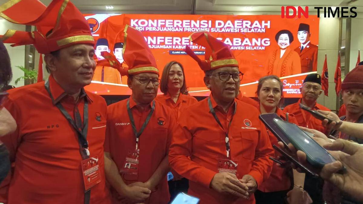 Sekretaris Jenderal DPP PDI Perjuangan, Hasto Kristiyanto, diwawancarai usai membuka Konferda dan Konfercab serentak di Hotel Claro, Makassar, Senin (24/11/2025). (IDN Times/Asrhawi Muin)