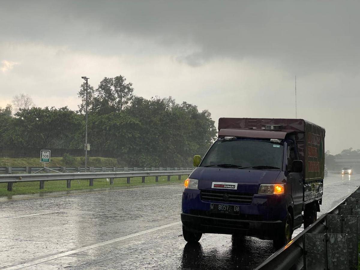 Mobil riset mikroplastik Ecoton saat berada di pintu keluar tol Ngemplak Boyolali. (Dok. Ecoton)