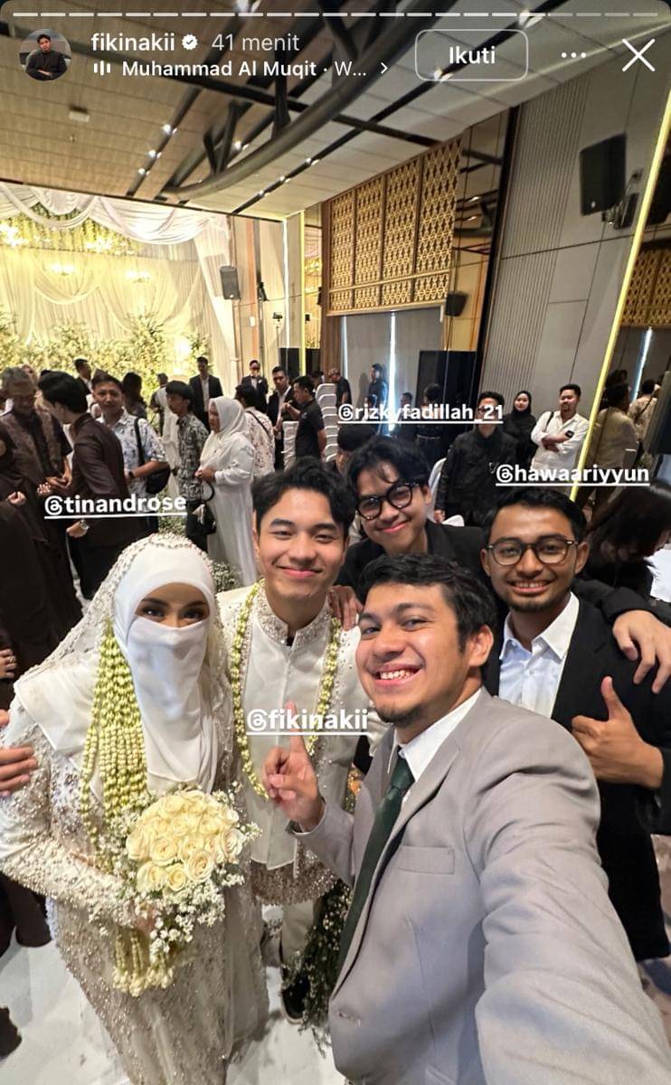 potret pernikahan Fiki Naki dan Tinandrose 