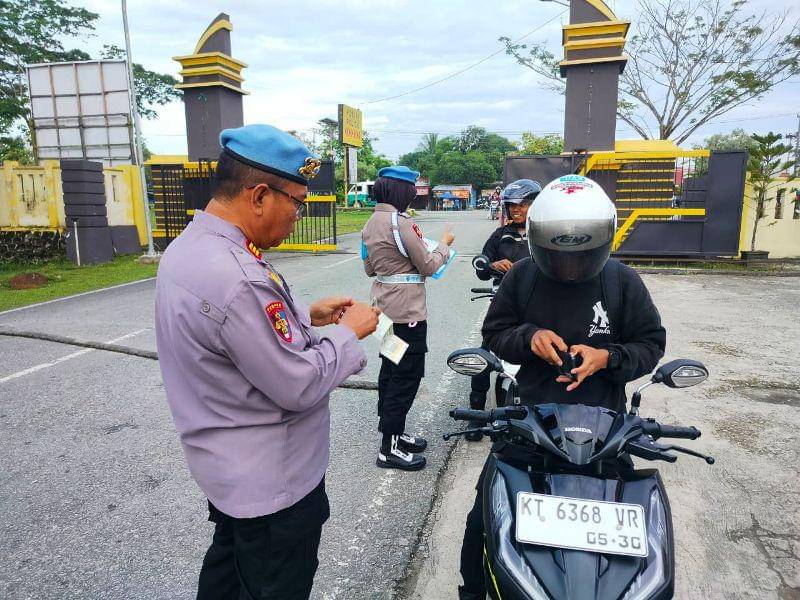 Anggota Propam Polres PPU saat melakukan operasi zebra kepada seorang anggota polisi