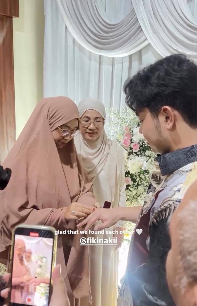 potret lamaran Fiki Naki dan Tinandrose