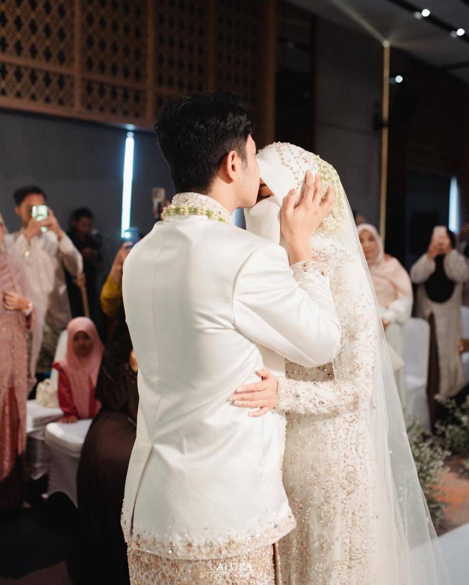 Gaya Tinandrose di Acara Pernikahannya dengan Fiki Naki