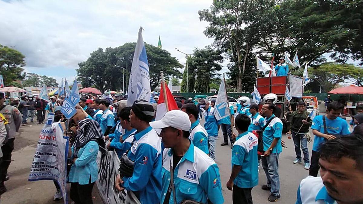 Buruh di Lebak lakukan aksi di kantor Bupati minta upah naik (Dok. IDN Times/ndi)