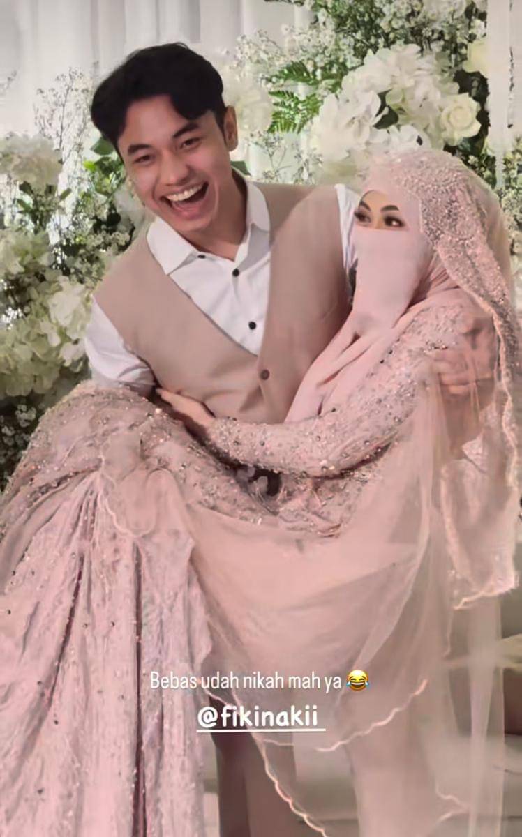 Gaya Tinandrose di Acara Pernikahannya dengan Fiki Naki 