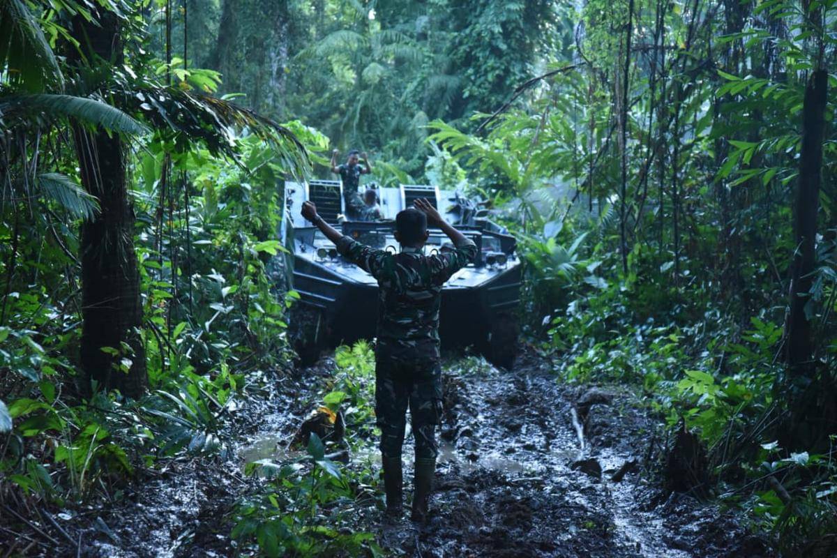 Prajurit TNI dalam Satuan Tugas Operasi Merah Putih Translokasi Badak Jawa berperan aktif dalam upaya penyelamatan dan penguatan populasi Badak Jawa.