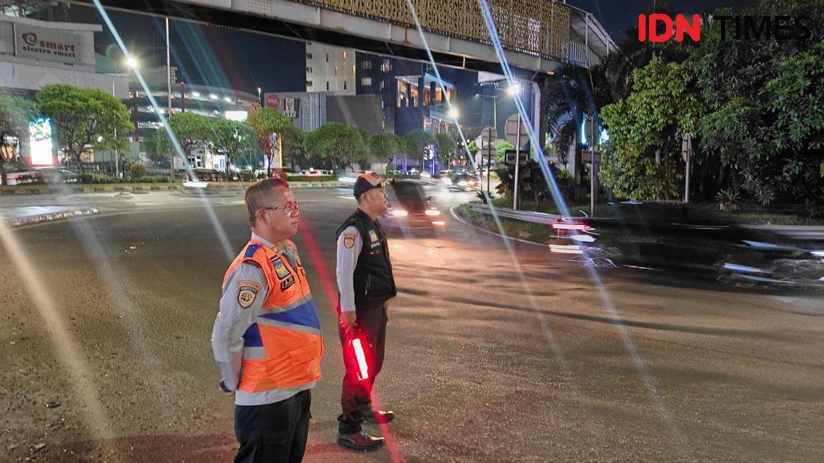 Petugas Dishub berjaga di Gerbang Tol Bekasi Barat. (IDN Times/Imam Faishal). 