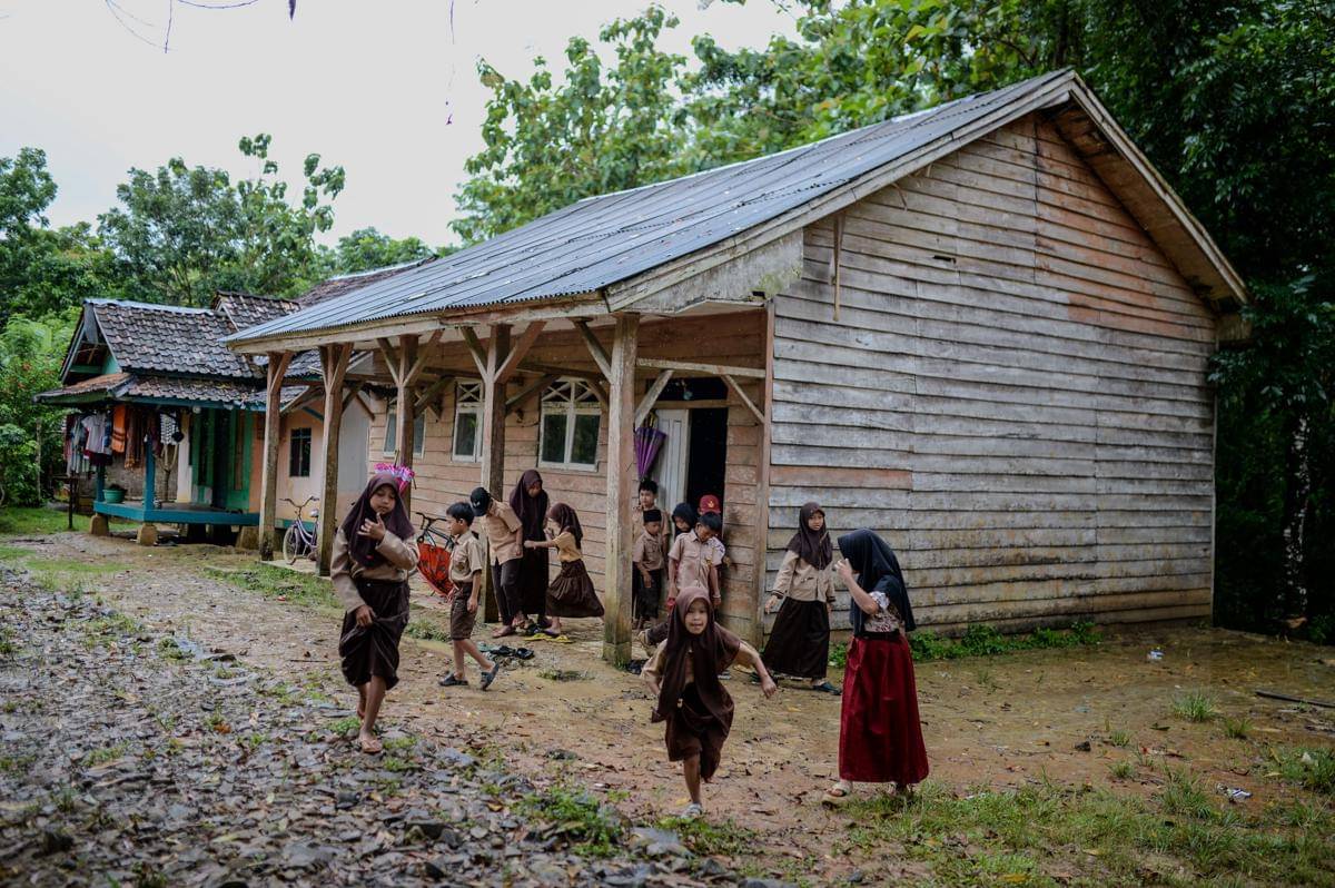 Sejumlah siswa berlari saat jam istirahat di SD Negeri 2 Sorongan kelas jauh Batu Payung, Cibaliung, Pandeglang, Banten, Kamis (20/11/2025). Sebanyak 23 siswa dan satu guru yang mengajar di daerah terpencil Kabupaten Pandeglang tersebut hanya memiliki satu ruang belajar yang rusak parah untuk menampung siswa dari kelas satu hingga enam.