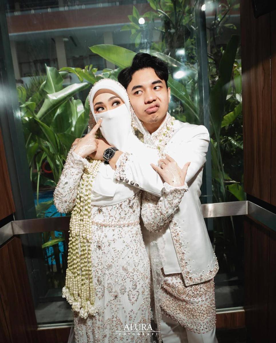 Gaya Tinandrose di Acara Pernikahannya dengan Fiki Naki 