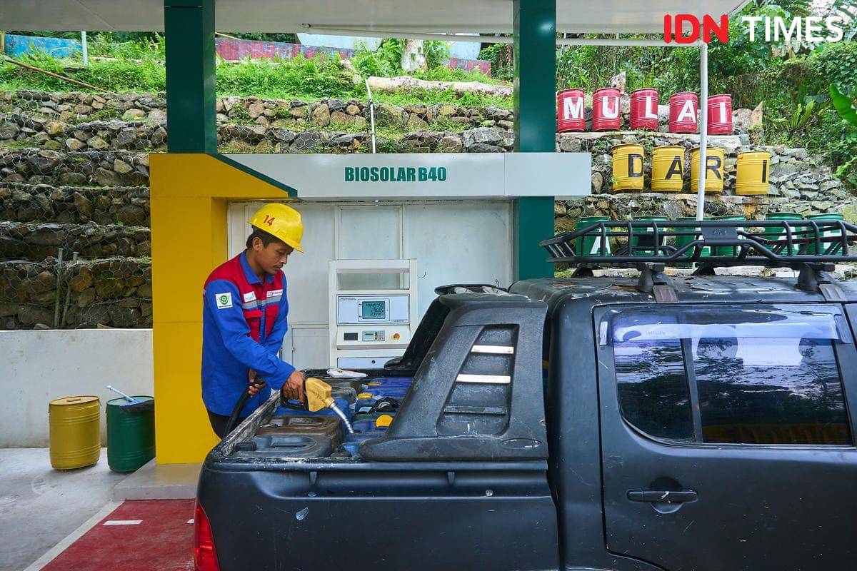 Seorang petugas mengisi bahan bakar khusus biosolar B40 utnuk kendaraan berat tambang di kawasan ANTAM UBPE Pongkor, Kabupaten Bogor. (IDN Times/Dhana Kencana)