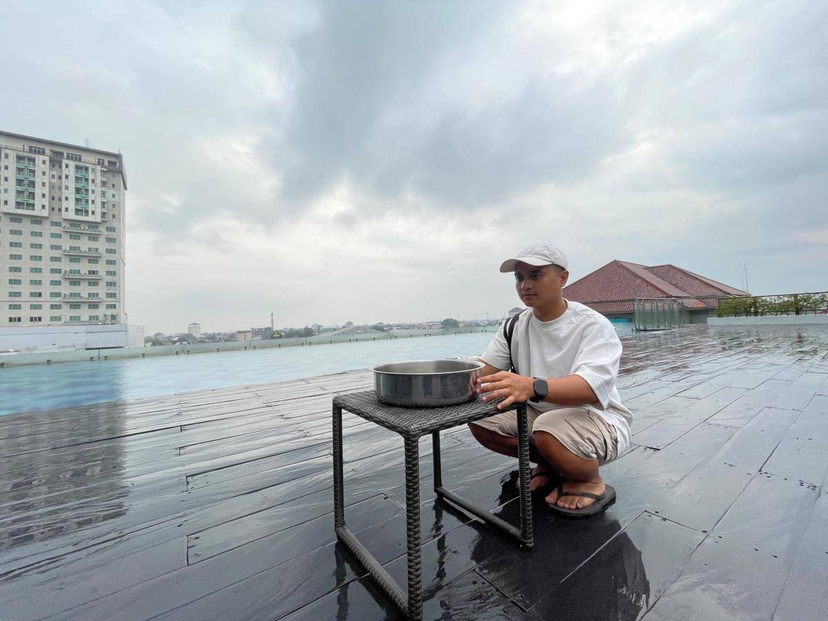 Koordinator riset mikroplastik Ecoton, Alaika Rahmatullah saat menampung air hujan di Kota Solo. (Dok. Ecoton)